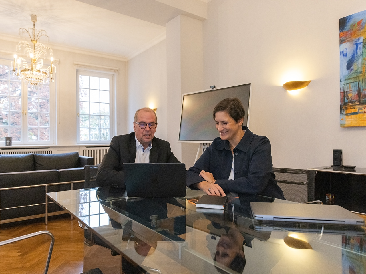 2 Passionals im Büro v.l.n.r. Jürgen Wöst, Tanja Born 